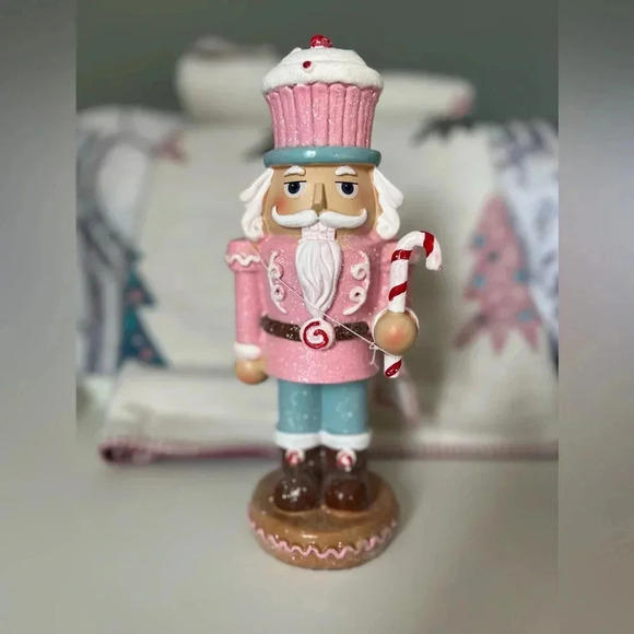 Cupcakes and cashmere nutcracker - Picture 1 of 4